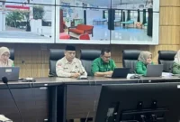 Kabag Kesra Setdako Padang Zul Asfi Lubis bersama tim penilai saat ekspos program sekolah dalam Lomba Sekolah Sehat Berstratifikasi UKS/M Strata Standar Tingkat Kota Padang 2026 di Ruang Abu Bakar Jaar, Balai Kota Padang.