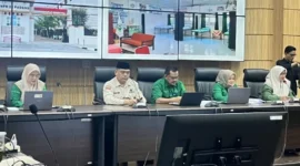 Kabag Kesra Setdako Padang Zul Asfi Lubis bersama tim penilai saat ekspos program sekolah dalam Lomba Sekolah Sehat Berstratifikasi UKS/M Strata Standar Tingkat Kota Padang 2026 di Ruang Abu Bakar Jaar, Balai Kota Padang.