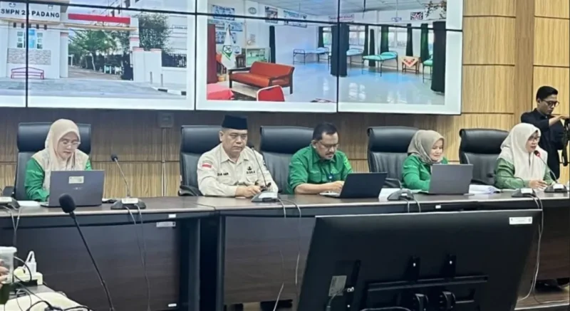 Kabag Kesra Setdako Padang Zul Asfi Lubis bersama tim penilai saat ekspos program sekolah dalam Lomba Sekolah Sehat Berstratifikasi UKS/M Strata Standar Tingkat Kota Padang 2026 di Ruang Abu Bakar Jaar, Balai Kota Padang.