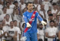 Emil Audero mencatat tujuh saves saat Rayo Vallecano kalah 1-4 dari Real Madrid. Ia tampil gemilang meski kebobolan empat gol. (Foto: IG @rayovallecano)