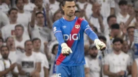 Emil Audero mencatat tujuh saves saat Rayo Vallecano kalah 1-4 dari Real Madrid. Ia tampil gemilang meski kebobolan empat gol. (Foto: IG @rayovallecano)