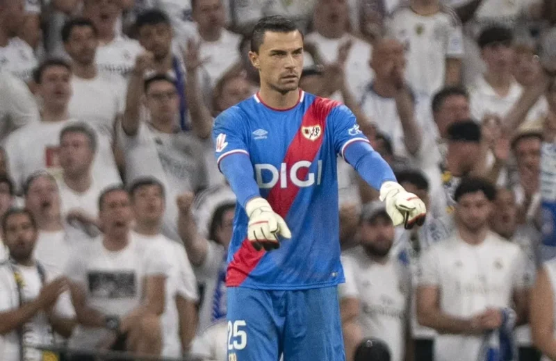 Emil Audero mencatat tujuh saves saat Rayo Vallecano kalah 1-4 dari Real Madrid. Ia tampil gemilang meski kebobolan empat gol. (Foto: IG @rayovallecano)