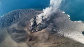 Gunung Anak Krakatau mengalami erupsi. (Foto: Kementerian ESDM