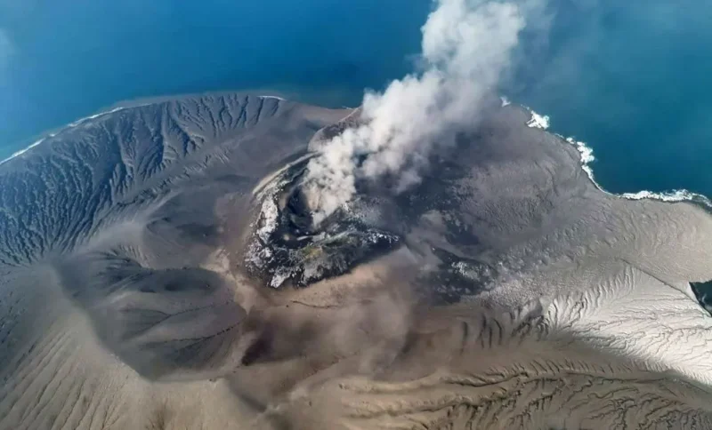Gunung Anak Krakatau mengalami erupsi. (Foto: Kementerian ESDM