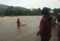 BPBD Padang bersama Tim SAR Gabungan mengevakuasi seorang warga yang terjebak di Sungai Lubuak Jambak, Sabtu (19/9/2026) sore. (Foto: BPBD Padang)