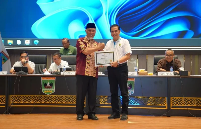 Gubernur Sumbar Mahyeldi Ansharullah memberikan penghargaan kepada perangkat daerah penerima Predikat A dalam rapat evaluasi kinerja di Aula Kantor Gubernur Sumbar, Minggu (27/9/2026). (Foto: Adpsb)