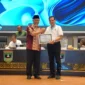 Gubernur Sumbar Mahyeldi Ansharullah memberikan penghargaan kepada perangkat daerah penerima Predikat A dalam rapat evaluasi kinerja di Aula Kantor Gubernur Sumbar, Minggu (27/9/2026). (Foto: Adpsb)