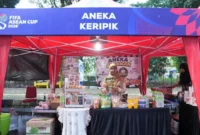 Ajang FIFA ASEAN CUP 2026 memberi dampak ekonomi untuk masyarakat. Salah satunya bagi para pelaku UMKM di daerah Stadion Si Jalak Harupat, Soreang, Jabar. (Foto: Herry/Kemenpora.go.id)