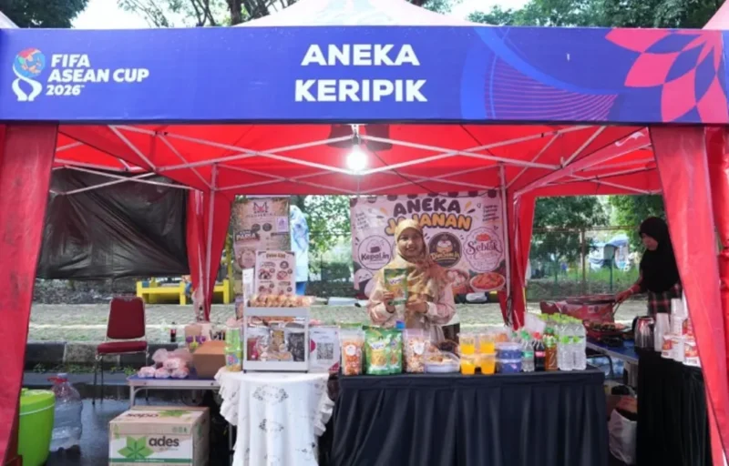 Ajang FIFA ASEAN CUP 2026 memberi dampak ekonomi untuk masyarakat. Salah satunya bagi para pelaku UMKM di daerah Stadion Si Jalak Harupat, Soreang, Jabar. (Foto: Herry/Kemenpora.go.id)