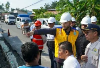 Wali Kota Padang Fadly Amran mengecek progres jalan Pasir Jambak dan drainase Pasar Tunggul Hitam, Jumat (4/9/2026). (Foto: Pemko Padang)