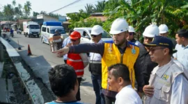 Wali Kota Padang Fadly Amran mengecek progres jalan Pasir Jambak dan drainase Pasar Tunggul Hitam, Jumat (4/9/2026). (Foto: Pemko Padang)
