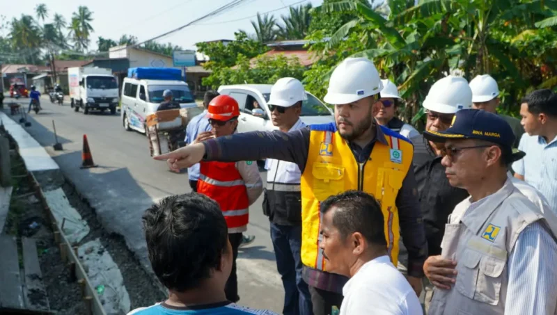 Wali Kota Padang Fadly Amran mengecek progres jalan Pasir Jambak dan drainase Pasar Tunggul Hitam, Jumat (4/9/2026). (Foto: Pemko Padang)