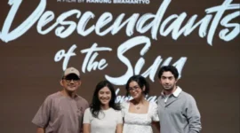 Hanung Bramantyo bersama para pemain Film Descendants of the Sun versi Indonesia. (Foto: IG Dian Sastrowardoyo)