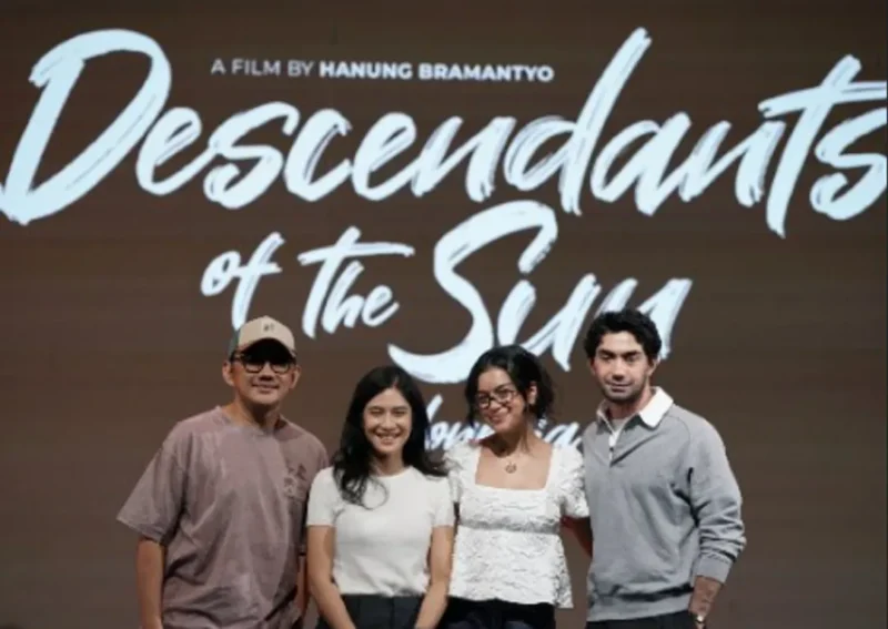 Hanung Bramantyo bersama para pemain Film Descendants of the Sun versi Indonesia. (Foto: IG Dian Sastrowardoyo)