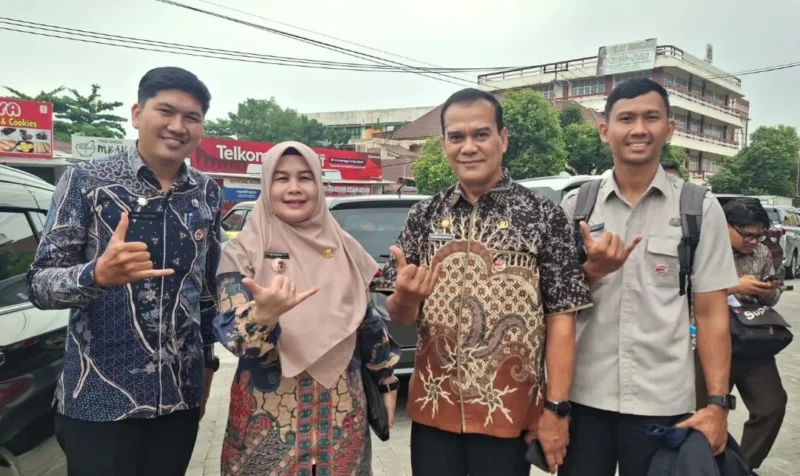 Kepala Dinas Pertanahan Kota Padang Desmon Danus, Camat Lubuk Kilangan Nurul Widya Siska Usman, serta Lurah Indarung Hamdi Yudistira. (Foto: Pemko Padang)