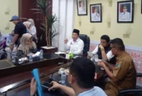 Sekkab Pessel, Zainal Arifin, bersama Ketua PWI Pessel, Robby Oktora Romanza (depan) saat menghadiri Forum KOPI Pessel. (Foto: Dok. Niks)