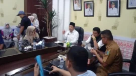 Sekkab Pessel, Zainal Arifin, bersama Ketua PWI Pessel, Robby Oktora Romanza (depan) saat menghadiri Forum KOPI Pessel. (Foto: Dok. Niks)