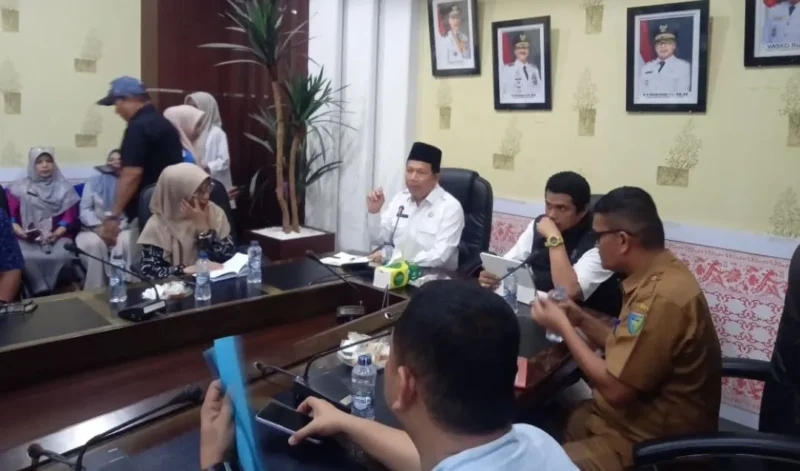 Sekkab Pessel, Zainal Arifin, bersama Ketua PWI Pessel, Robby Oktora Romanza (depan) saat menghadiri Forum KOPI Pessel. (Foto: Dok. Niks)