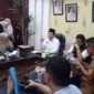 Sekkab Pessel, Zainal Arifin, bersama Ketua PWI Pessel, Robby Oktora Romanza (depan) saat menghadiri Forum KOPI Pessel. (Foto: Dok. Niks)