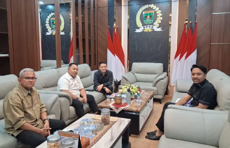 Fraksi Golkar saat berdiskusi terkait Ranperda Penyelenggaraan Pendidikan. (Foto: Ist)