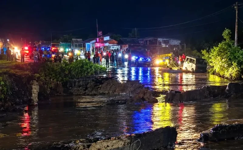 Galodo menerjang jalur Solok-Padang dan melumpuhkan akses kendaraan. Polisi mengalihkan pengendara melalui Padangpanjang.