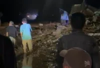 Galodo menerjang kawasan Arosuka dan Kompleks Kantor Bupati Solok di Nagari Batang Barus, Kecamatan Gunung Talang, Senin malam (21/9/2026).