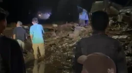 Galodo menerjang kawasan Arosuka dan Kompleks Kantor Bupati Solok di Nagari Batang Barus, Kecamatan Gunung Talang, Senin malam (21/9/2026).