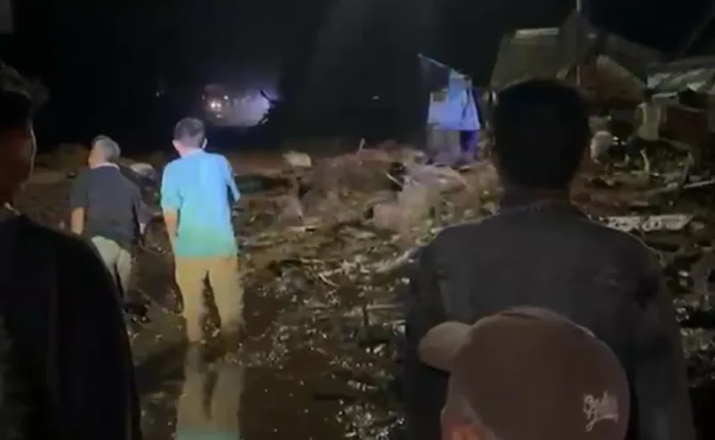 Galodo menerjang kawasan Arosuka dan Kompleks Kantor Bupati Solok di Nagari Batang Barus, Kecamatan Gunung Talang, Senin malam (21/9/2026).