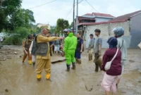 Gubernur Sumbar Mahyeldi Ansharullah meninjau lokasi terdampak galodo pada Selasa (22/9/2026). (Foto: Adpsb)