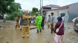 Gubernur Sumbar Mahyeldi Ansharullah meninjau lokasi terdampak galodo pada Selasa (22/9/2026). (Foto: Adpsb)