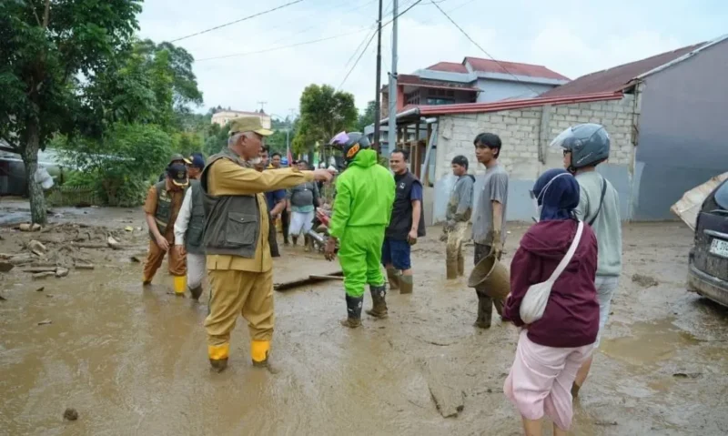Gubernur Sumbar Mahyeldi Ansharullah meninjau lokasi terdampak galodo pada Selasa (22/9/2026). (Foto: Adpsb)