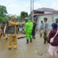 Gubernur Sumbar Mahyeldi Ansharullah meninjau lokasi terdampak galodo pada Selasa (22/9/2026). (Foto: Adpsb)