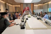 Gubernur Sumbar Mahyeldi menyampaikan persoalan kelangkaan solar kepada COO Danantara Dony Oskaria di Wisma Danantara, Jakarta, Kamis (3/9/2026). (Foto: ADPSB)