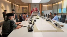 Gubernur Sumbar Mahyeldi menyampaikan persoalan kelangkaan solar kepada COO Danantara Dony Oskaria di Wisma Danantara, Jakarta, Kamis (3/9/2026). (Foto: ADPSB)
