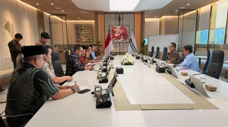 Gubernur Sumbar Mahyeldi menyampaikan persoalan kelangkaan solar kepada COO Danantara Dony Oskaria di Wisma Danantara, Jakarta, Kamis (3/9/2026). (Foto: ADPSB)