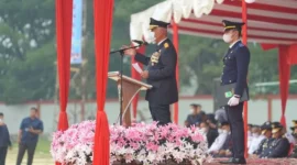 Gubernur Sumbar Mahyeldi saat menjadi Inspektur Upacara Harhubnas Tingkat Sumbar 2026 di GOR Tuanku Tabiang, Batu Tupang, Koto Baru, Kabupaten Solok, Kamis (17/9/2026). (Foto: ADPSB)