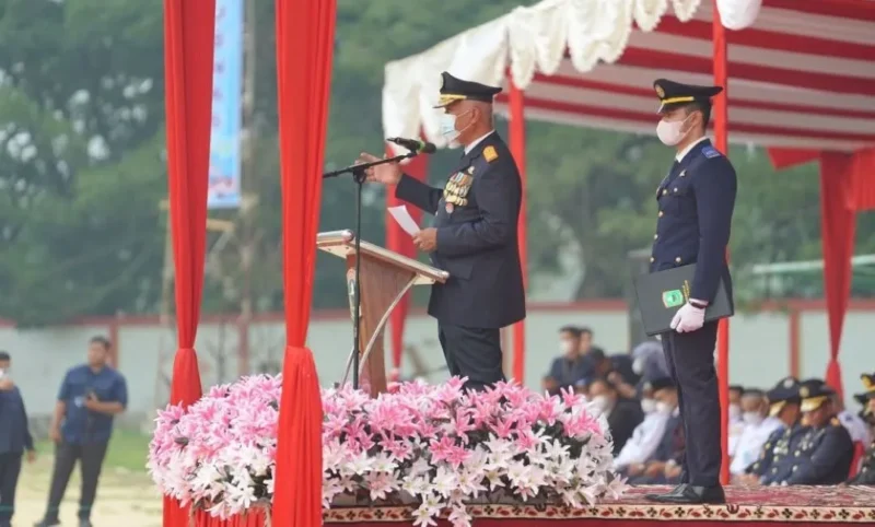 Gubernur Sumbar Mahyeldi saat menjadi Inspektur Upacara Harhubnas Tingkat Sumbar 2026 di GOR Tuanku Tabiang, Batu Tupang, Koto Baru, Kabupaten Solok, Kamis (17/9/2026). (Foto: ADPSB)