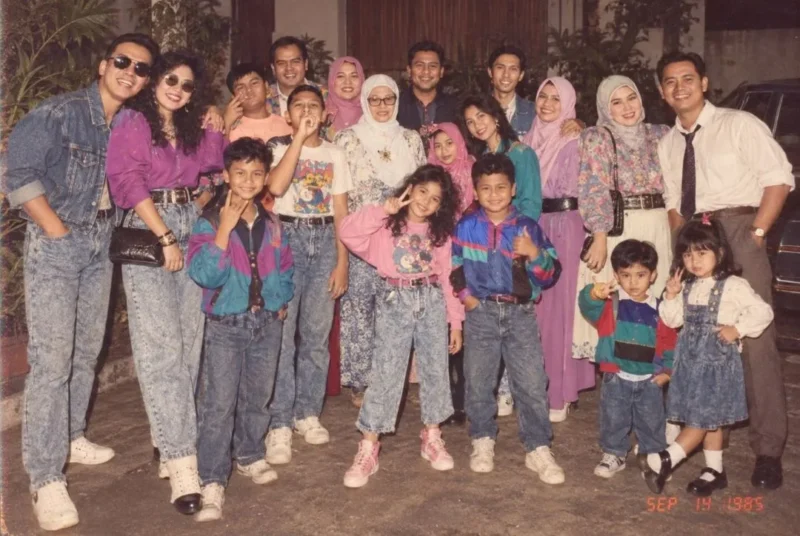 Hasil ubahan foto modern menjadi nuansa jadul bergaya 80-an dengan AI. 