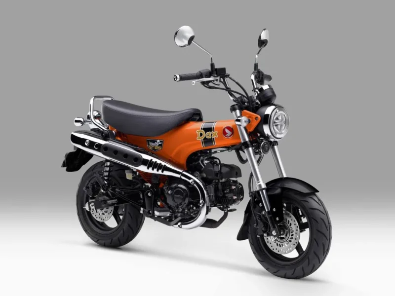 Honda ST125 Dax hadir dengan warna baru Candy Energy Orange dan Pearl Shining Black. (Foto: AHM)