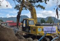 Hutama Karya Grup mengerahkan satu unit excavator untuk mempercepat pemulihan banjir bandang di Kabupaten Solok. (Foto: Hutama Karya)