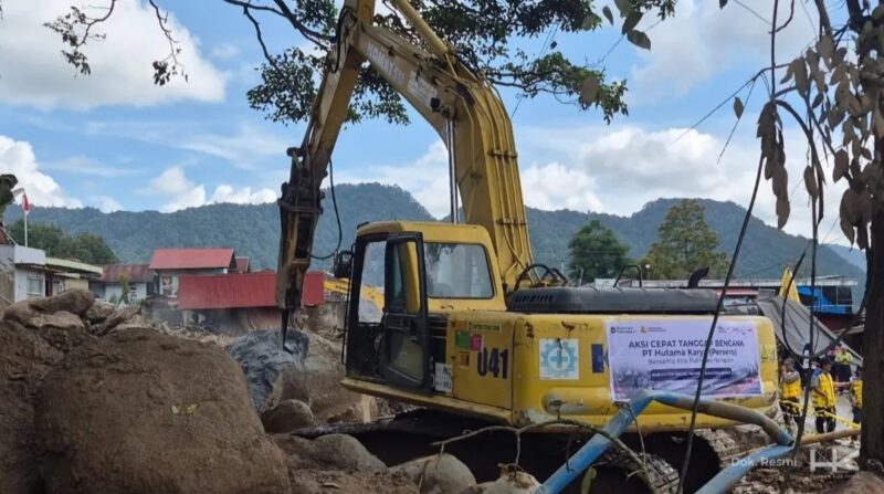 Hutama Karya Grup mengerahkan satu unit excavator untuk mempercepat pemulihan banjir bandang di Kabupaten Solok. (Foto: Hutama Karya)