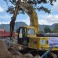 Hutama Karya Grup mengerahkan satu unit excavator untuk mempercepat pemulihan banjir bandang di Kabupaten Solok. (Foto: Hutama Karya)