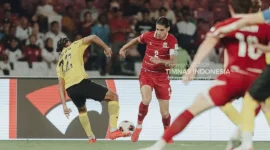 Pemain Timnas Indonesia Kevin Diks menggiring bola melewati pemain Timnas Malaysia. (Foto: IG @ timnasindonesia)