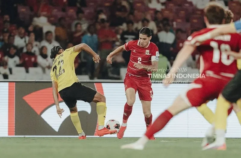 Pemain Timnas Indonesia Kevin Diks menggiring bola melewati pemain Timnas Malaysia. (Foto: IG @ timnasindonesia)