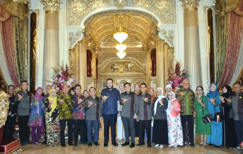 Wali Kota Padang Fadly Amran saat  jamuan makan malam peserta Konker PDPI ke-XVIII Tahun 2026 di Rumah Gadang Baiturrahmah, Sabtu (19/9/2026). (Foto: Pemko Padang)