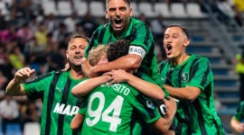 Jay Idzes bersama pemain Sassuolo merayakan gol ke gawang Juventus. (Foto: IG @sassuolocalcio)