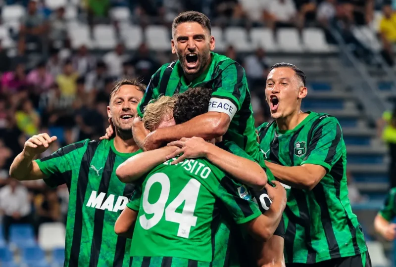 Jay Idzes bersama pemain Sassuolo merayakan gol ke gawang Juventus. (Foto: IG @sassuolocalcio)