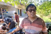 Jurnalis Endang Pribadi saat memperbaiki mobilnya di Bengkel Arka Berkah Mandiri di Kampung Baru Nan XX, Kecamatan Lubuk Begalung, Kota Padang, Senin (28/9/2026). (Foto: Ist)