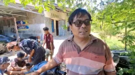 Jurnalis Endang Pribadi saat memperbaiki mobilnya di Bengkel Arka Berkah Mandiri di Kampung Baru Nan XX, Kecamatan Lubuk Begalung, Kota Padang, Senin (28/9/2026). (Foto: Ist)
