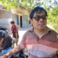 Jurnalis Endang Pribadi saat memperbaiki mobilnya di Bengkel Arka Berkah Mandiri di Kampung Baru Nan XX, Kecamatan Lubuk Begalung, Kota Padang, Senin (28/9/2026). (Foto: Ist)